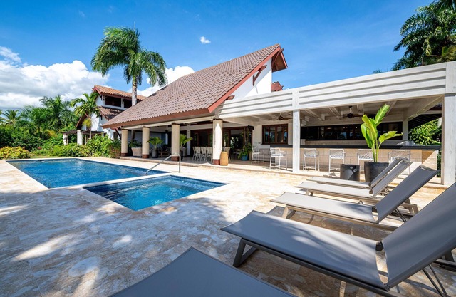 Casa Carter! 5 bedroom villa with pool, jacuzzi, outdoor BBQ & staff