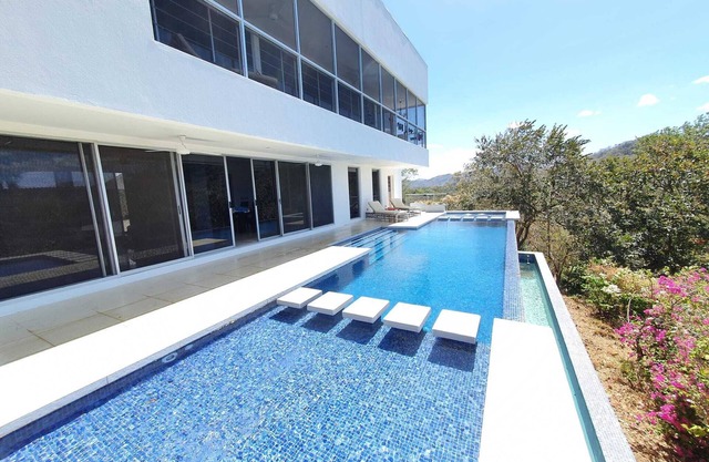 CASA COLINA Outstanding House W/an amazing view