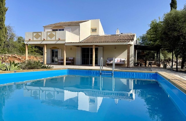 Casa Colinas Roxas is about 20 minutes drive from the old,cosy harbour town Faro