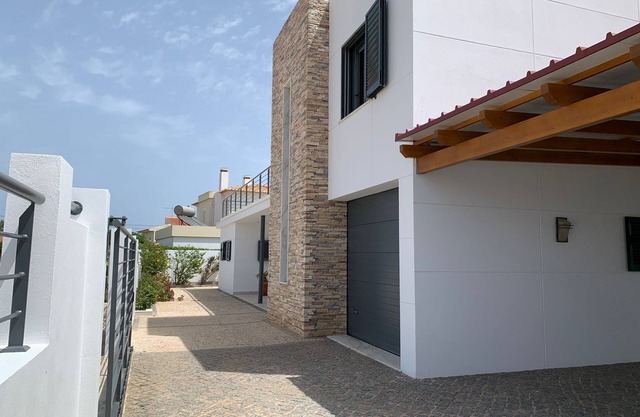 Casa com 3 Quartos e Piscina a 5 Minutos da Praia da Mareta