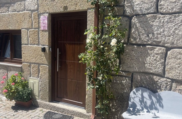 Casa da Burra- Alto Douro Vinhateiro,nCasa em pedra alia a tradição ao conforto.