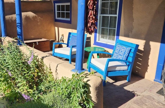 Casa de Flores Navajo Casita: Lovingly restored old adobe on Ledoux St