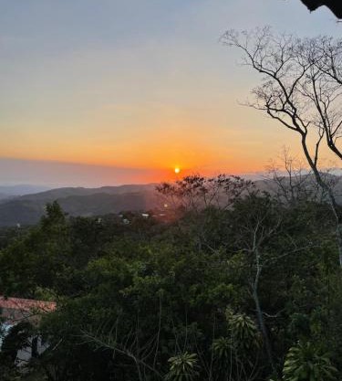 Casa de montaña con vista al océano pacífico