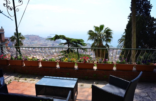 Casa del Cedro superior apartment with private garden on the Gulf of Naples.