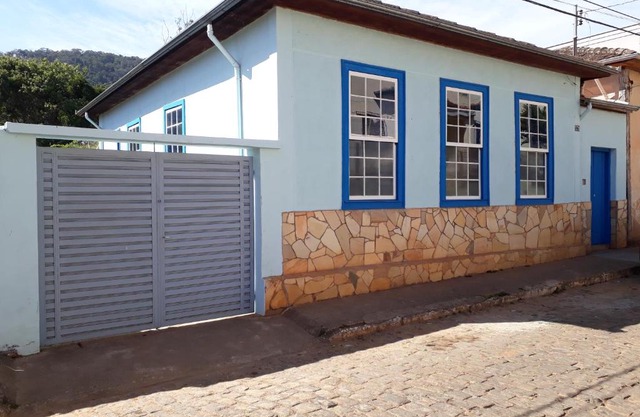 Casa estilo colonial, no Centro de Aiuruoca-MG.