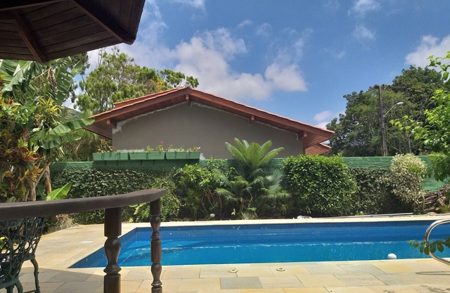 Casa Grande e Confortável com Piscina, em Condomínio com Jardín e Churrasqueira