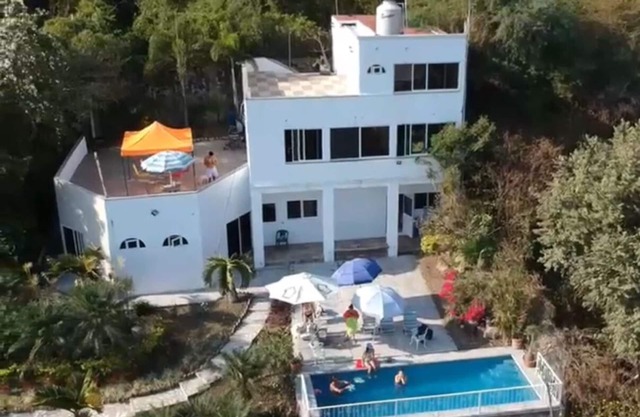 Casa grande rustica en zona dorada cerca de restaurantes y hoteles conbuenavista