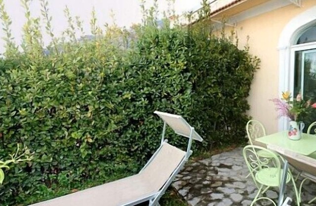Casa Ilnira D: A bright and sunny apartment in a quiet position, located on a hillside above the sea, with Free WI-FI.