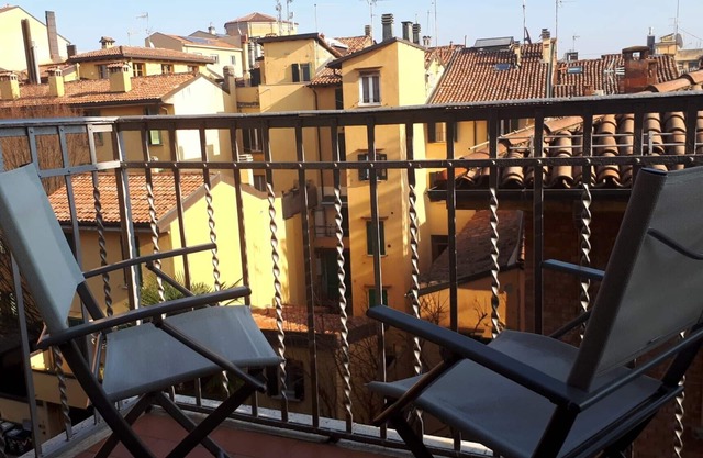 Casa In Paradiso, entire apartment with balcony-historic center/Pratello