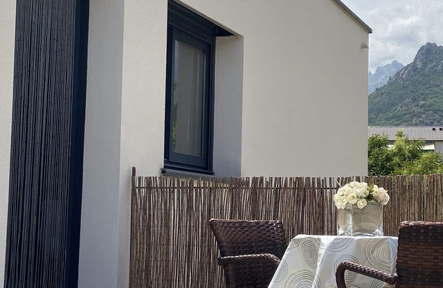 Casa ind'é noi: garden-level air-conditioned studio with parking space