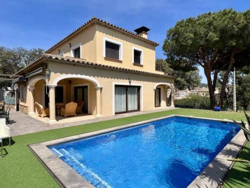 Casa Judibar con zona de barbacoa y piscina