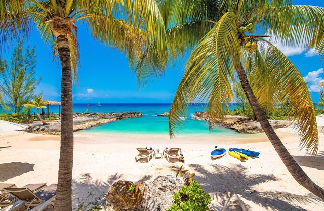 Casa Luna 16: Luxe Resort South of Seven Mile Beach w/Pool, Heated Spa, & Beach Cove
