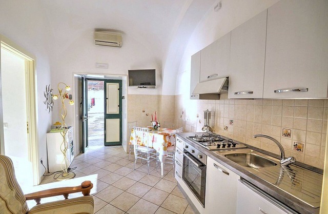 Casa Macrina E: A cheerful apartment in a quiet position, situated at a short distance from the Cathedral of Amalfi, with Free WI-FI.
