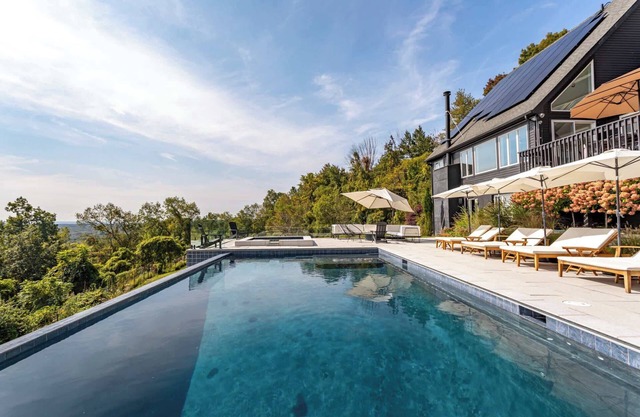 Casa Manzara: Mountain Top Views, Pool + Hot Tub by Red Cottage