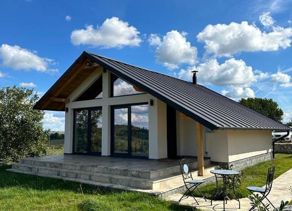 Casa moderna in Sinteu - intersectia intre modern si linistea naturii