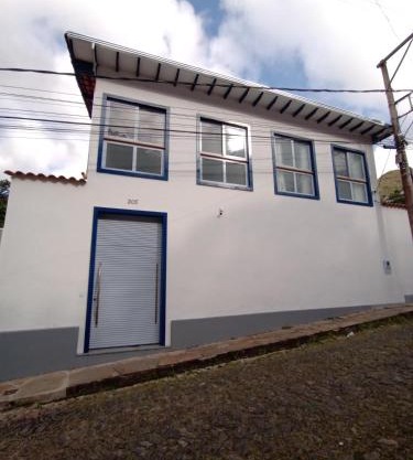 Casa nova com suítes amplas