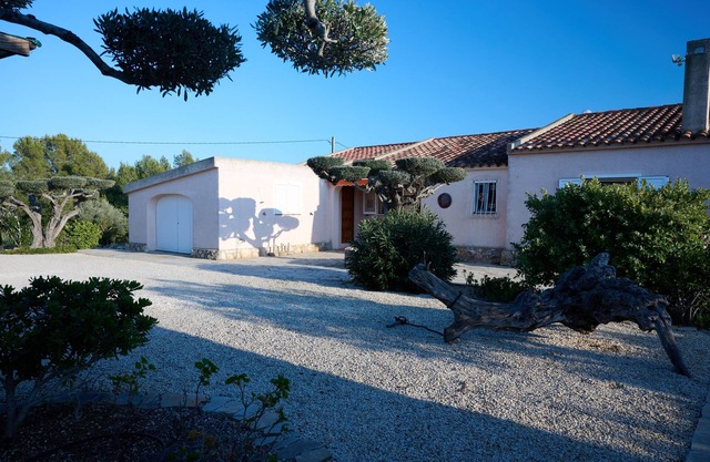 Casa Nuria, beautiful house with garden & pool, quiet location, 4km from the sea