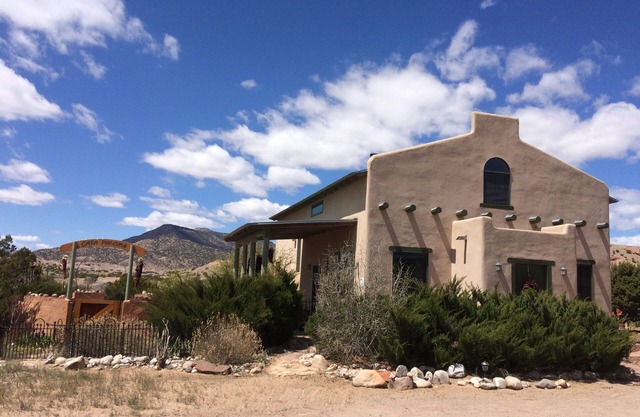 Casa Paloma Centrally Located Abiquiu Gem: great views, roomy kitchen, new AC!