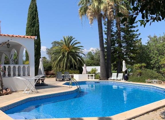 Casa Paraiso Logement living cuisine 2 chambres, salle de bains, espaces extérieurs privés, grande piscine et jardins partagés, à proximité des PLAGES de FUSETA et de la RIA FORMOSA