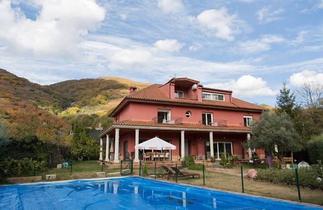 Casa Rural Las Nogaledas for 18 people