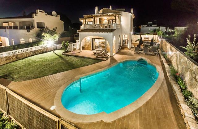 Casa Verde, Sleeps 12 heated pool Hot tub Pool table. Gardens Child friendly