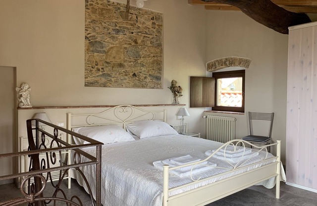 CASALE IN SASSO AMONG LIGURIA AND TUSCANY, CASA DELL 'ANGELO (Apartment 2/3)