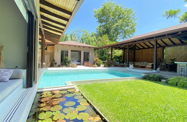 Casas de Agua, Villa Agua Verde. Natural walking trail to the beach.
