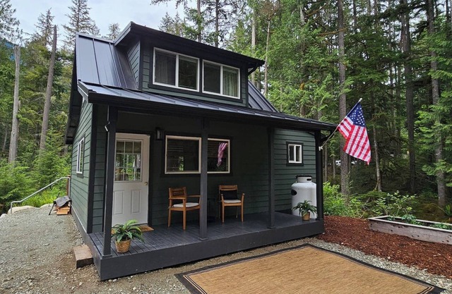 Cascade River Hideaway-Dogs welcome, off-grid
