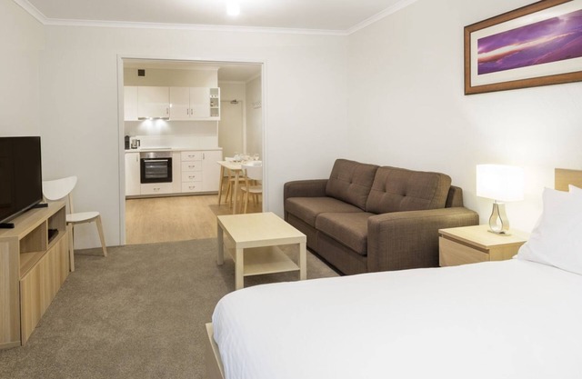 Cascades 3 - Studio Apartment l Free WiFi l Central Location l Bath