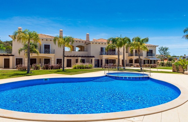 Cascata Village Lote A, is a modern 4 bedroom townhouse close to Albufeira