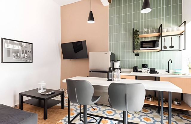 Casona 212 | Style, Connectivity & Parking