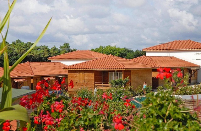 Cassen Holiday House with Pool