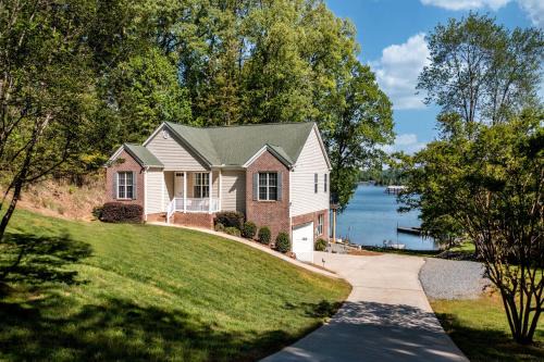 Castaway Cove -Lake Norman Waterfront Home with Private Dock