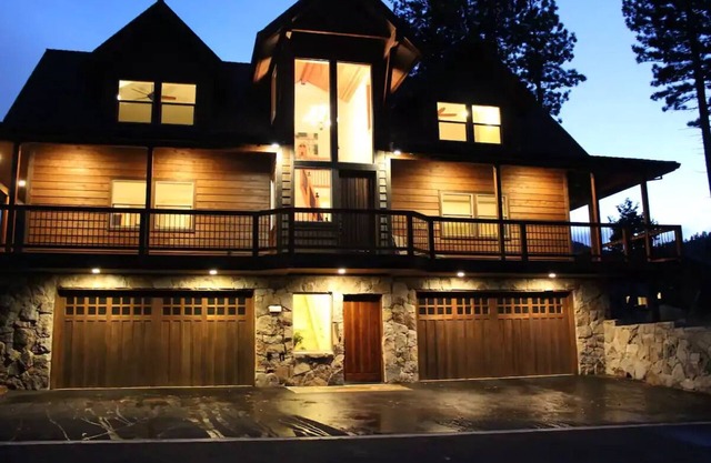 Castle-Cabin a Custom Vacation Home - Brand New.nn