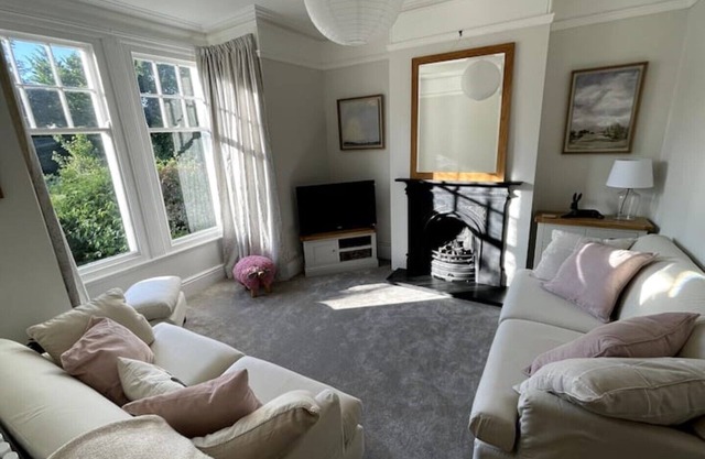 Castle Cottage in Conwy - 2 minute walk into Conwy yet has delightful garden