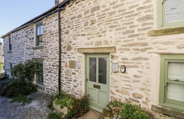 CASTLE HILL COTTAGE, pet friendly, with open fire in Middleham