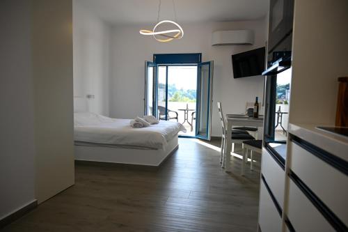 Castle & Sea, Platanos Retreat