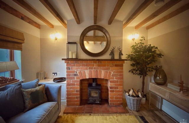 Castle View by Peakes Retreats. Romantic, Cosy Cottage in Historical Tutbury
