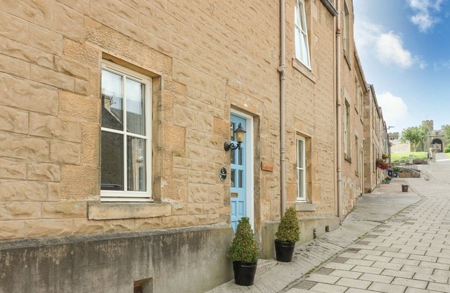 CASTLEBRAE, pet friendly, character holiday cottage in Jedburgh