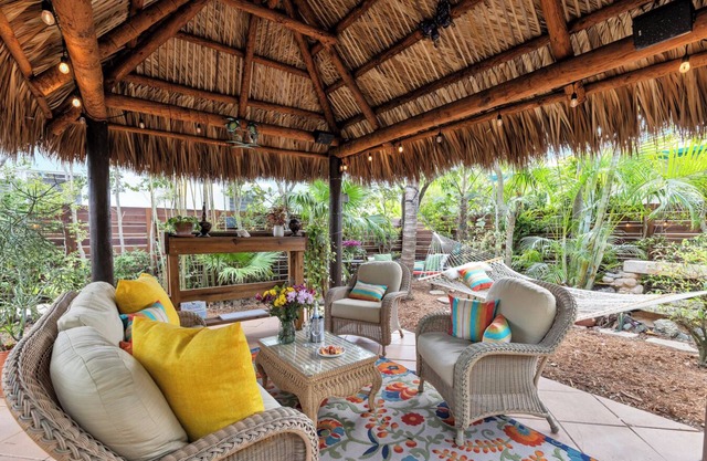 Casual Beach living - 1 Bed/1 Bath Old Florida Garden apartment - Steps to beach