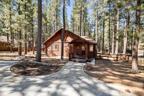 Catalina Creekside Cabin - Log home with wood burning fireplace for an immersive mountain getaway!