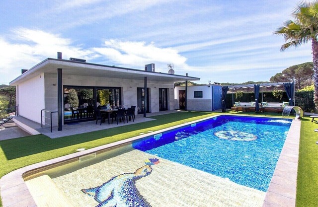 Catalunya Casas: Modern Vacation Paradise 'Villa Ainmi' on the Costa Brava!