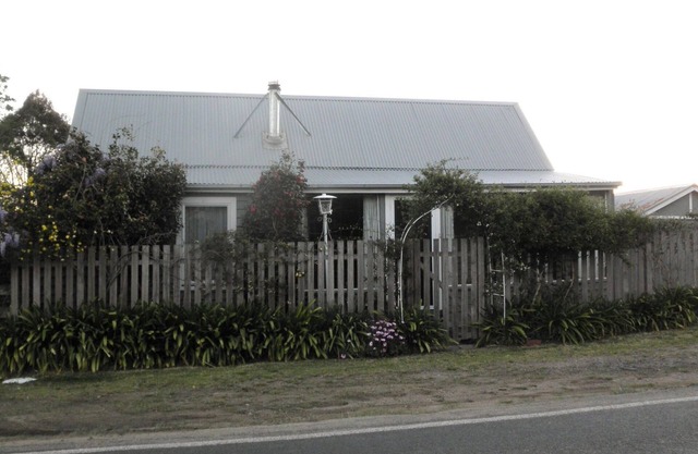 Caterpillar Cottage - cosy and private at Kalaru