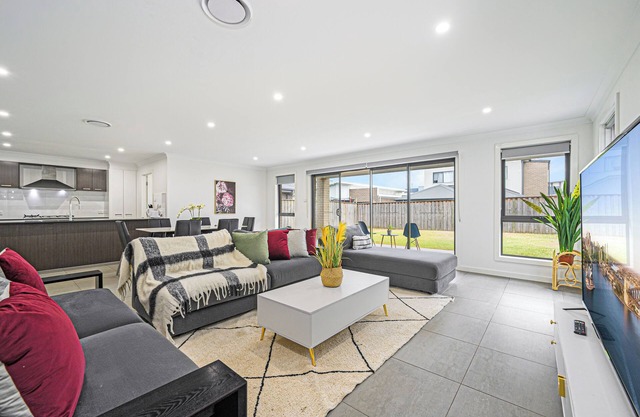 Catherine Field Spacious Modern 4Br homen