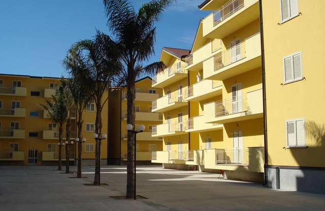 Caulonia Marina. A/C, modern, shared pool, close to beach and amenities.