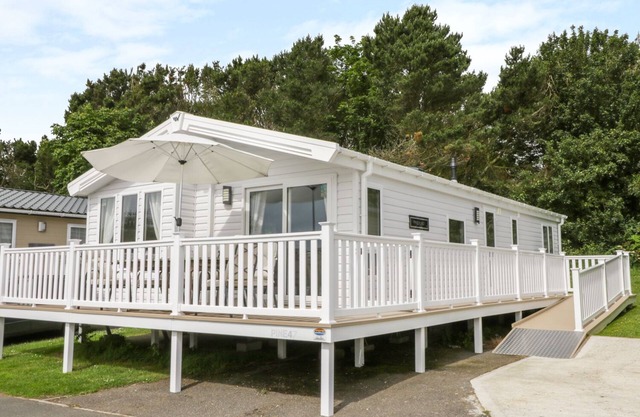 CAYTON PINES, pet friendly, character holiday cottage in Scarborough