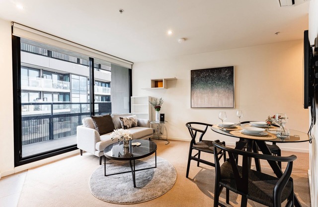 CBD 2-Bedroom with Balcony Near Attractions