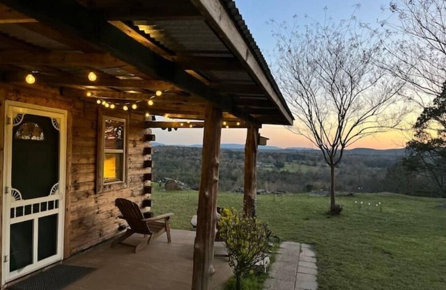Cedar Cabin With Stunning View Sleeps 4+