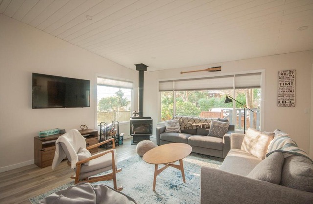 Cedar Creek Cottage 3BR - Welcome to your Oasis Steps from the Beach