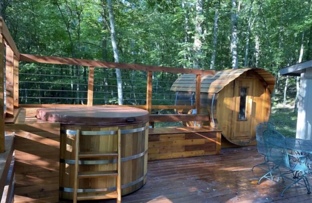 Cedar Hot Tub & Cedar Barrel Sauna nA Truly unique cabin at Innsbrook Resort !